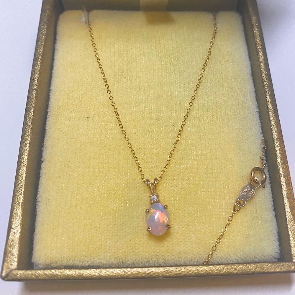 💕14KT GOLD WHITE OPAL PENDANT W/ NECKLACE 💕